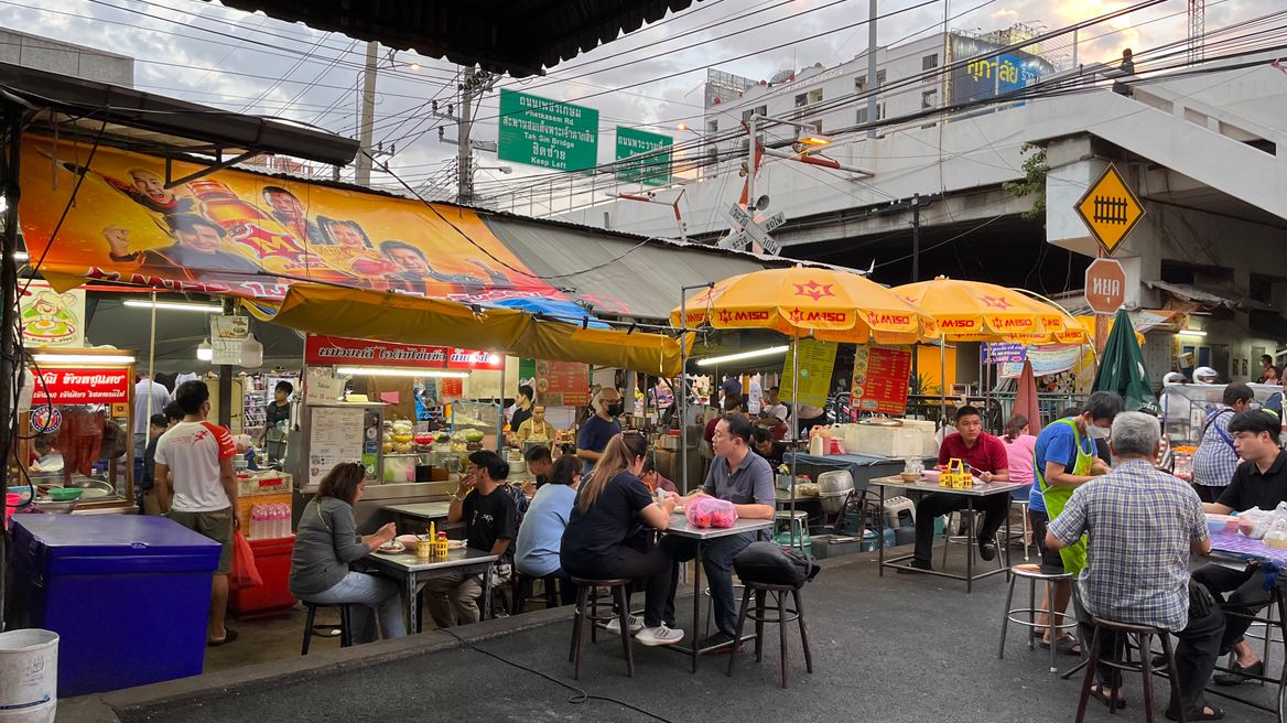 Street-food tables and stalls in Talat Phlu, Bangkok