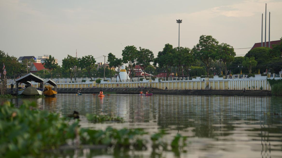 Sightseeing the biggest old market, Warorot market locally known as Kad Luang