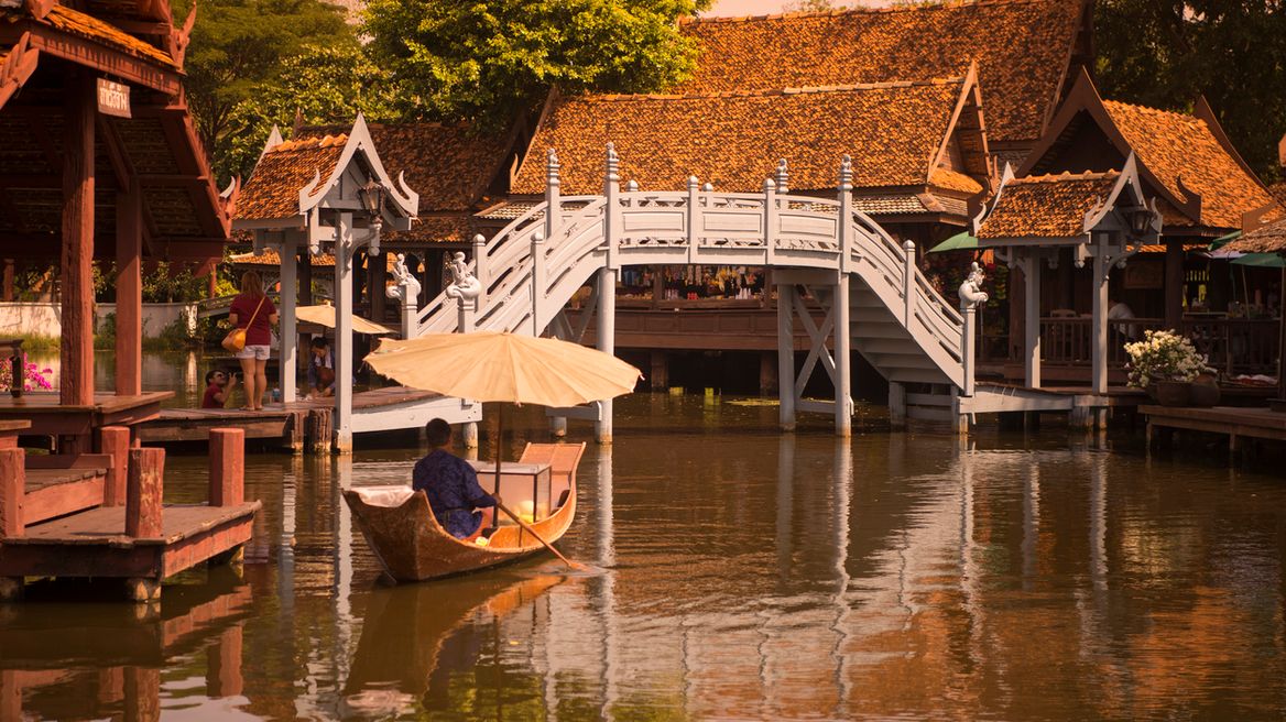 Free boat ride around a floating market.
