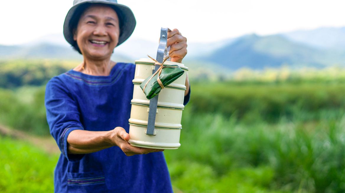 Enjoy Northern Thai lunch the local way