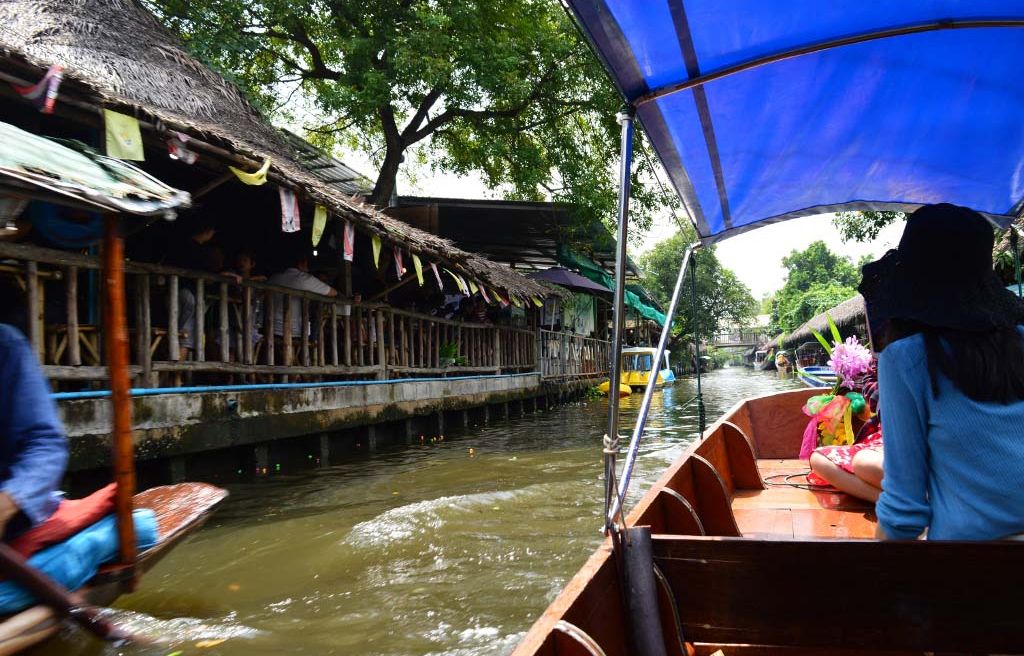 Latmayom floating market