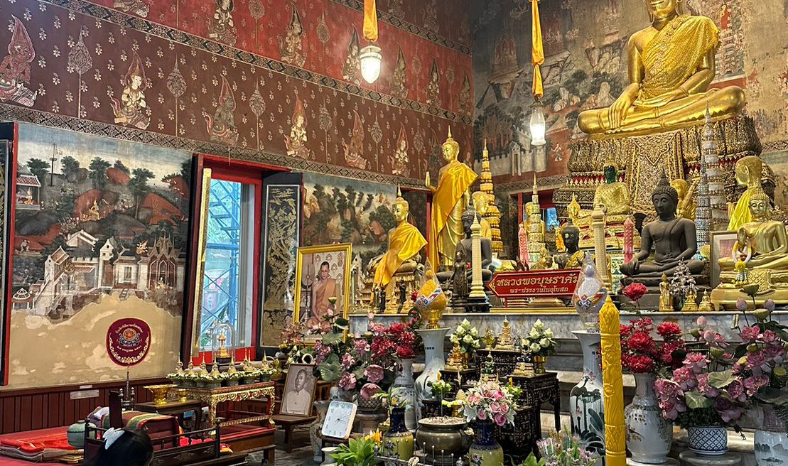 Pay homage to a Buddha