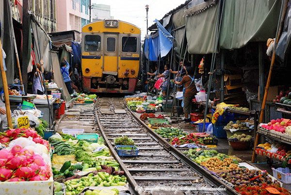Talad Rom Houb (Maeklong Railway Market)