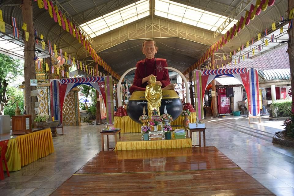 Entrance of the Wat Phra Non Chaksri