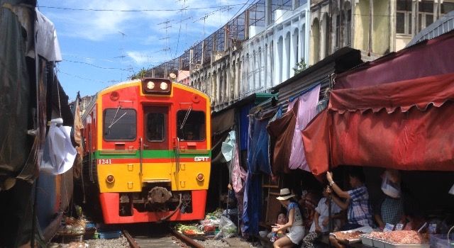 Railway Market(Talad Rom Hup)