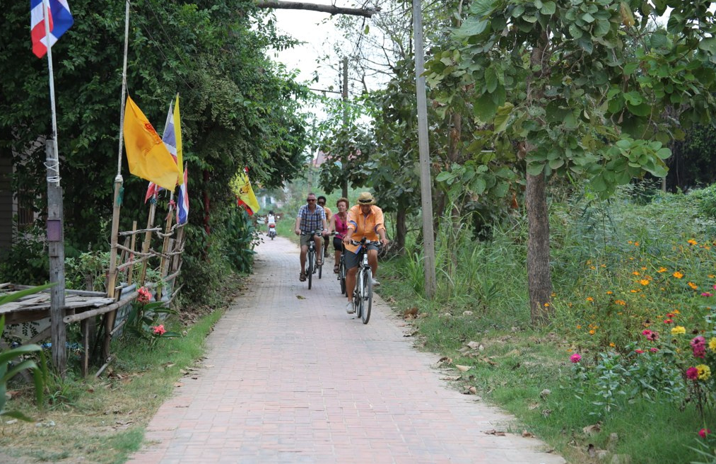 Cycle on quiet backroads