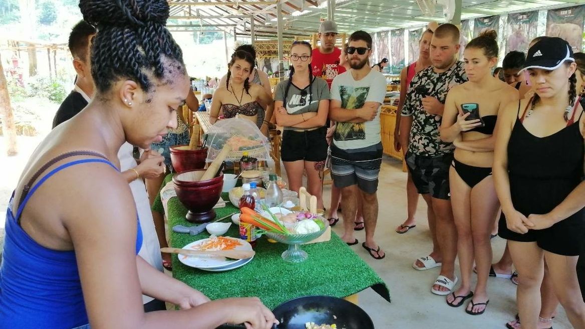Eat a lunch of traditional Thai food