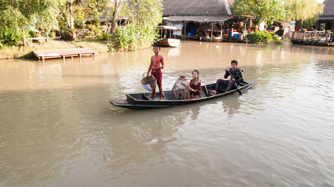 Ayothaya floating market