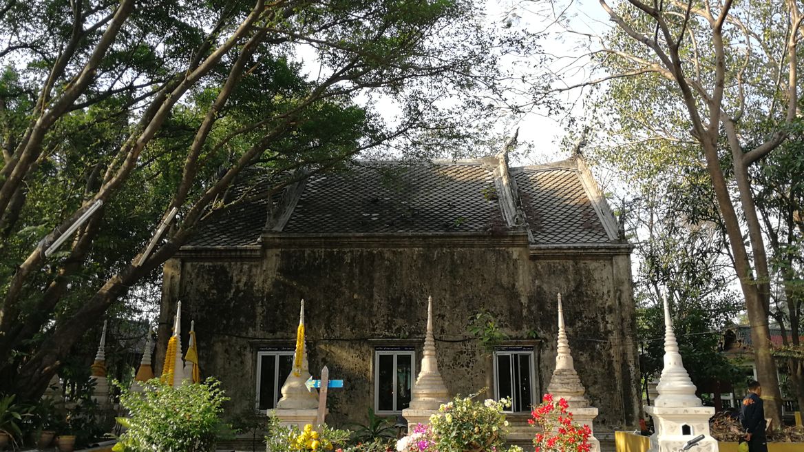 visiting an old Tempel during the boat trip