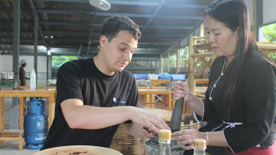 Make curry paste together 
