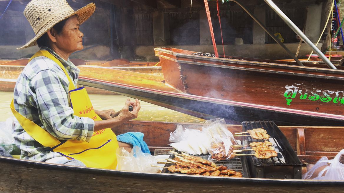 Lunch selling on the boat at floating market