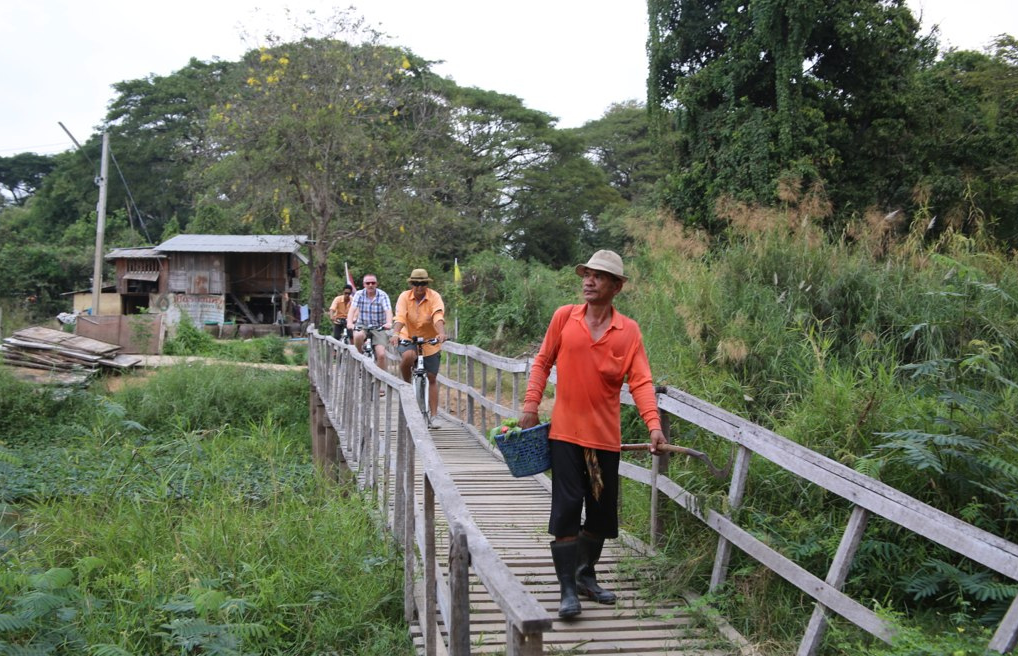 Cycle through local Ayutthaya