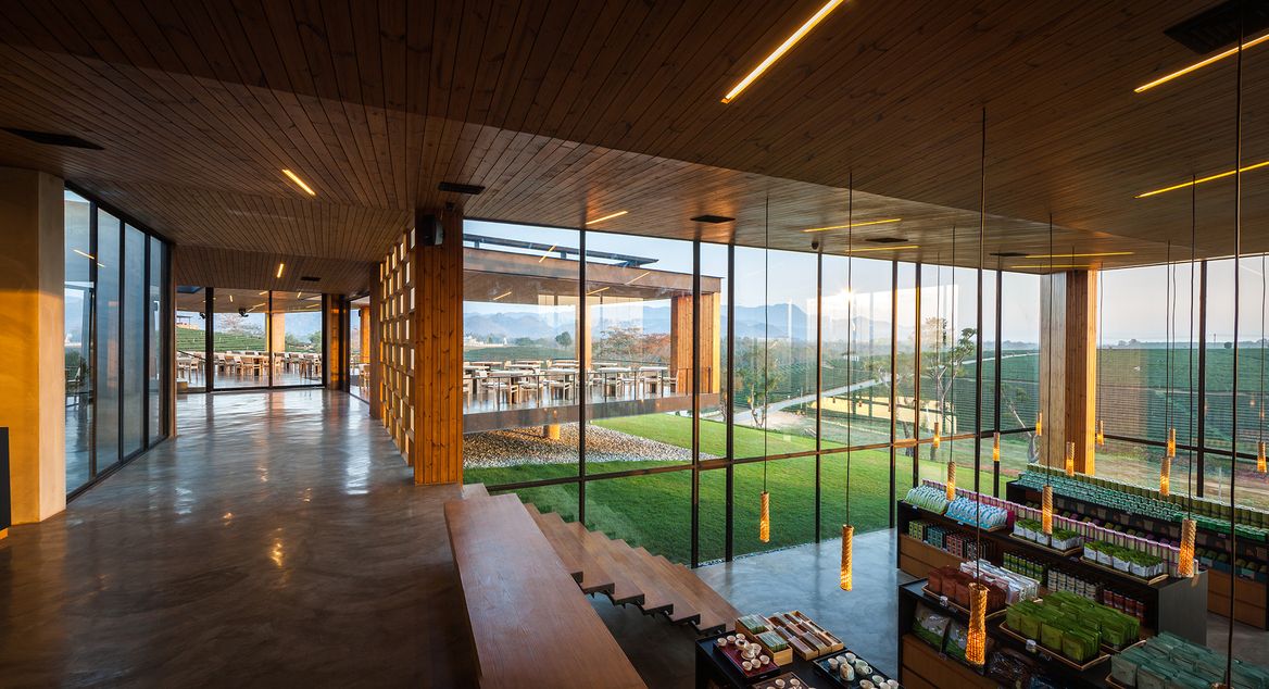 Choui Fong tea plantation :  A shop filled with tea-related products