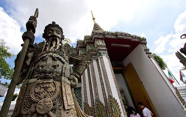 Giant Gardian at Wat Pho