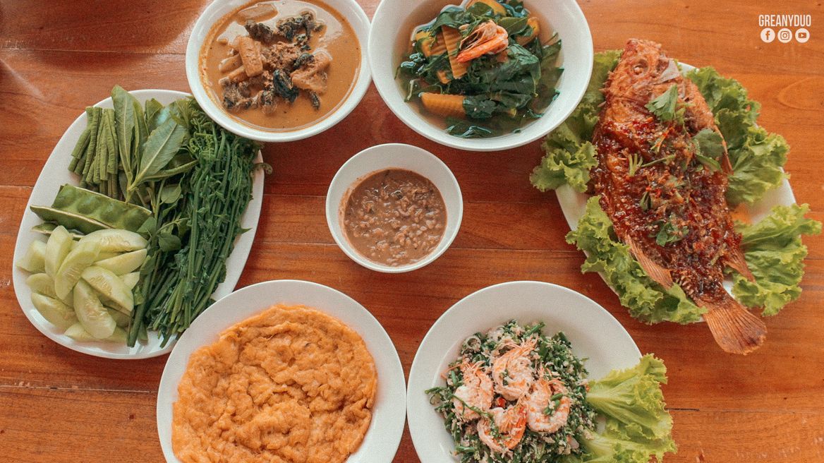 รับประทานอาหารพื้นบ้าน