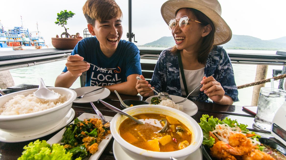 🍽Have some nice lunch with local food like Thai southern style beside the Songkhla lake