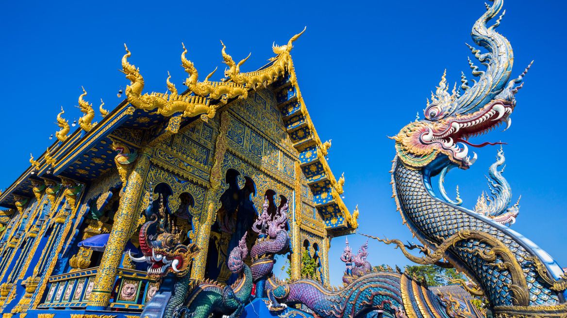 The Blue Temple is a fascinating fusion of traditional Buddhist values and classic Thai architecture with extremely