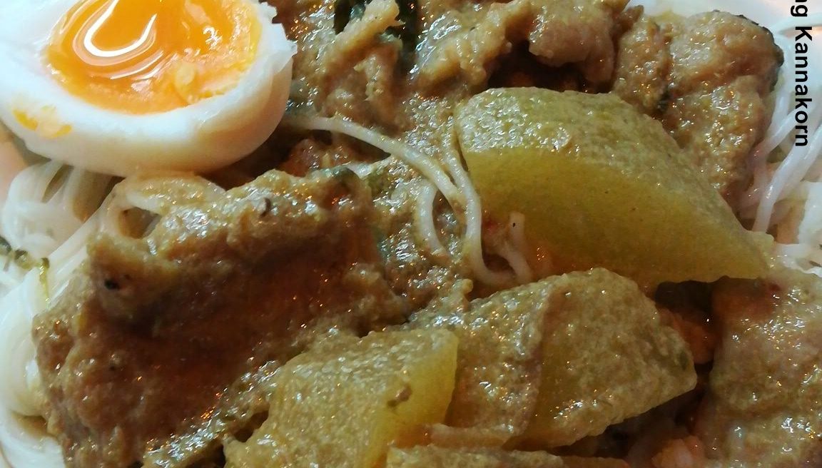 Green curry fish ball, bottle groud, and boiled egg on white steamed rice and vermicelle (optional)