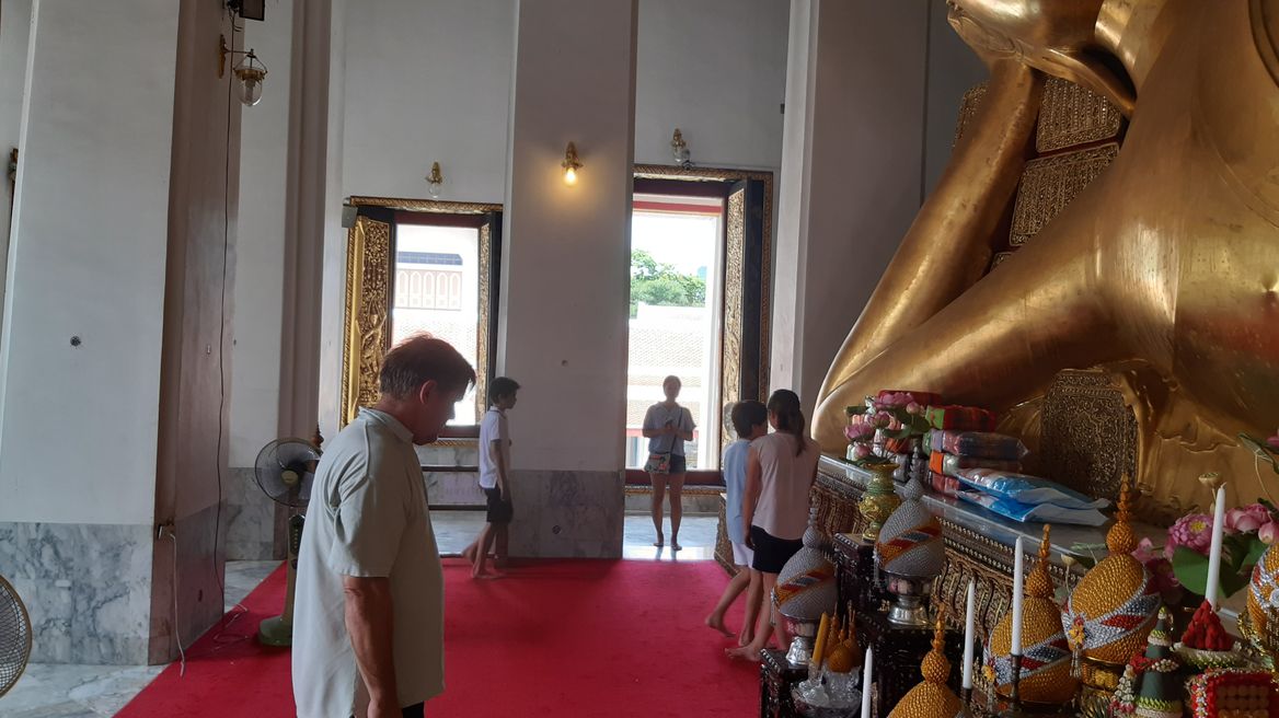 Wat Rachaorosaram : Pay respect to the  Reclining Buddha image