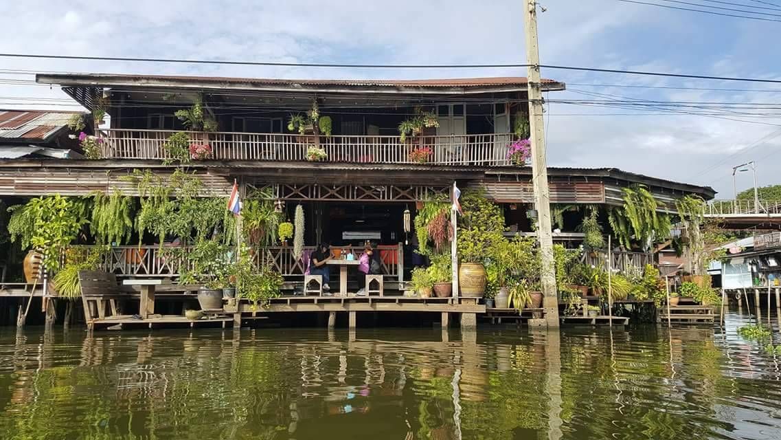 Riverside coffee shop 