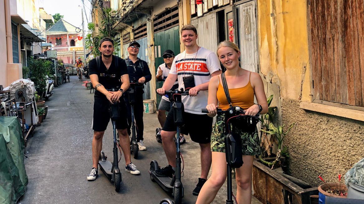 Explore Bangkok with friends