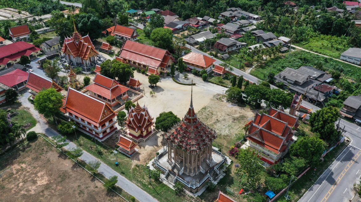 เยี่ยมชมความสวยงามของวัดทรายขาว