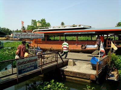 Enjoy sightseeing the living by the river and temples.