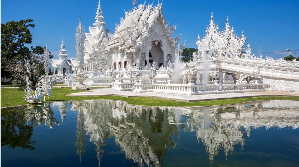 It is a unique temple that stands out through the white color and the use of pieces of glass in the plaster, sparkling in the sun.