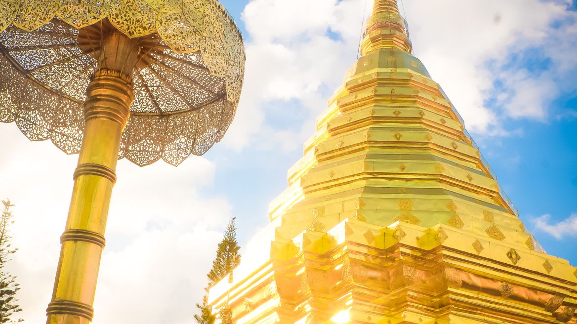 Sunhttps://dglw4xbnd0ycq.cloudfront.net/w400-h300-cfill-q80/trips/NfuXd-Take%20me%20tour%20with%20guide%20jack,%20nattawut%20areepunht%20%285%20of%208%29.JPGrise at Doi suthep temple With local expert Guide