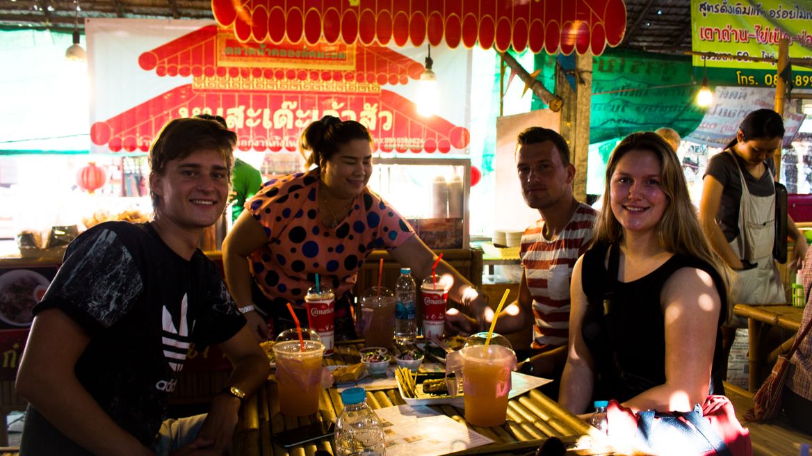 Lad mayom floating market