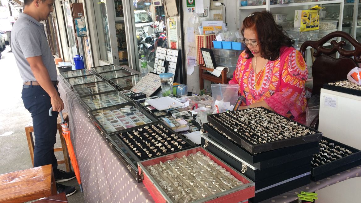Create you own style and price here with many gems and patterns to choose. (recommend for who stays in Thailand at least a week) 
