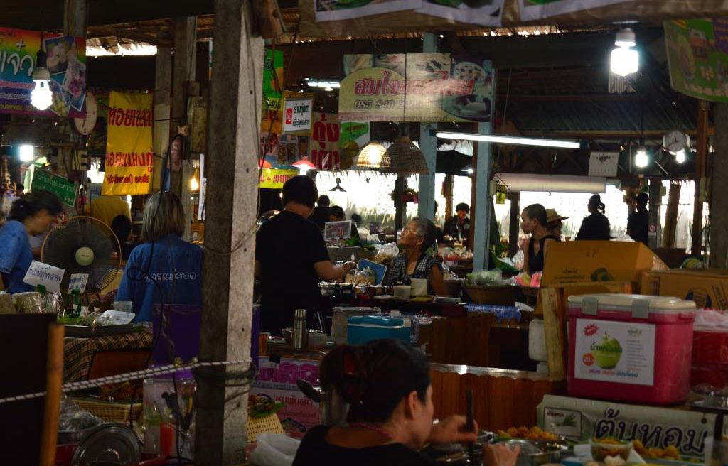Latmayom floating market
