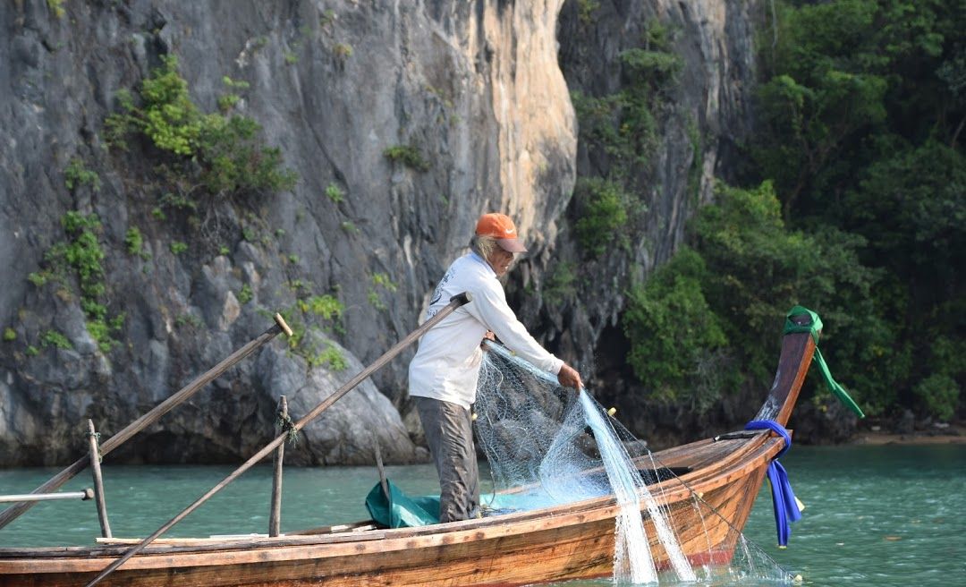 Mud Bong picking up his fishing net was set overnight in the morning  