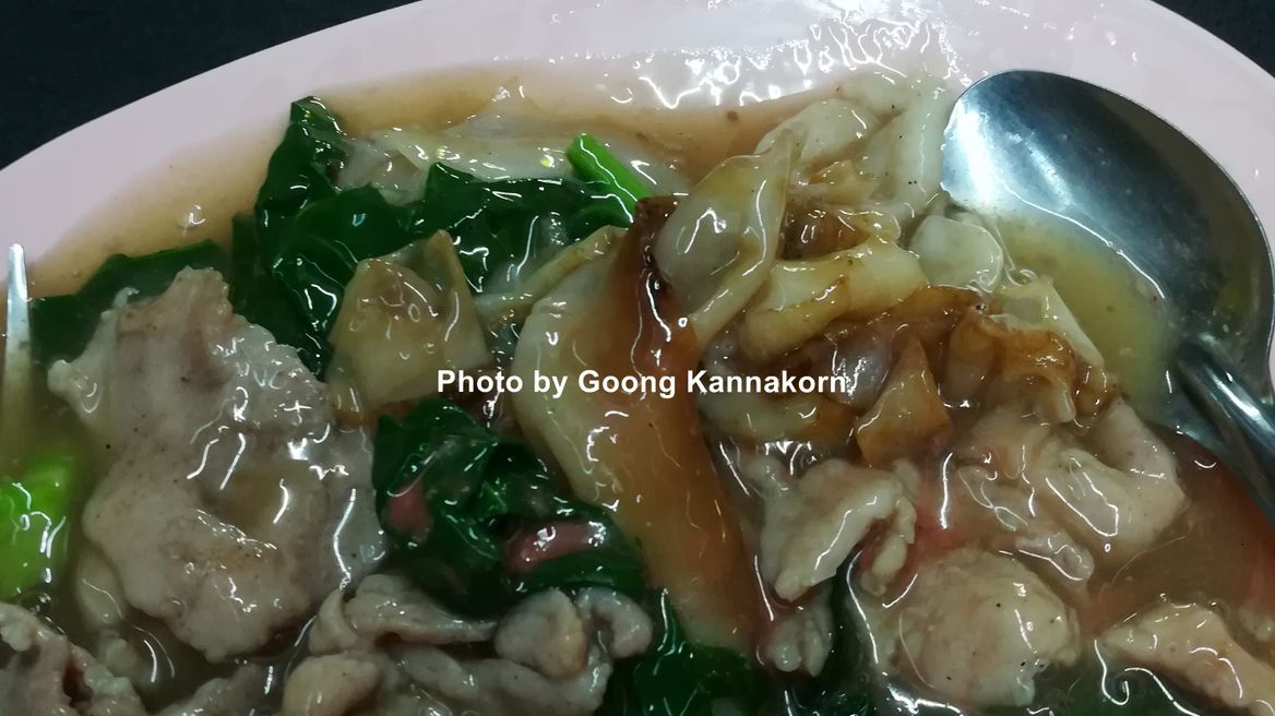 Flat white noodle in gravy