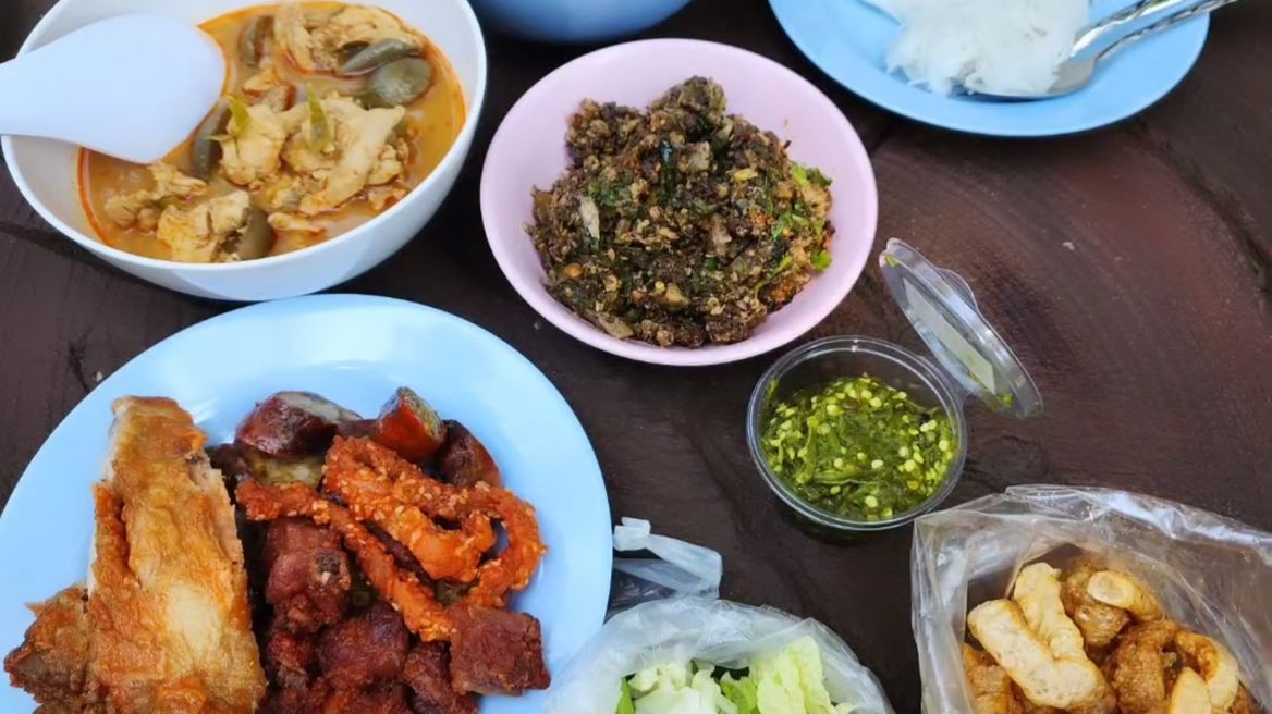 Lunch time at hot spring 😋 Lanna foods 😋 