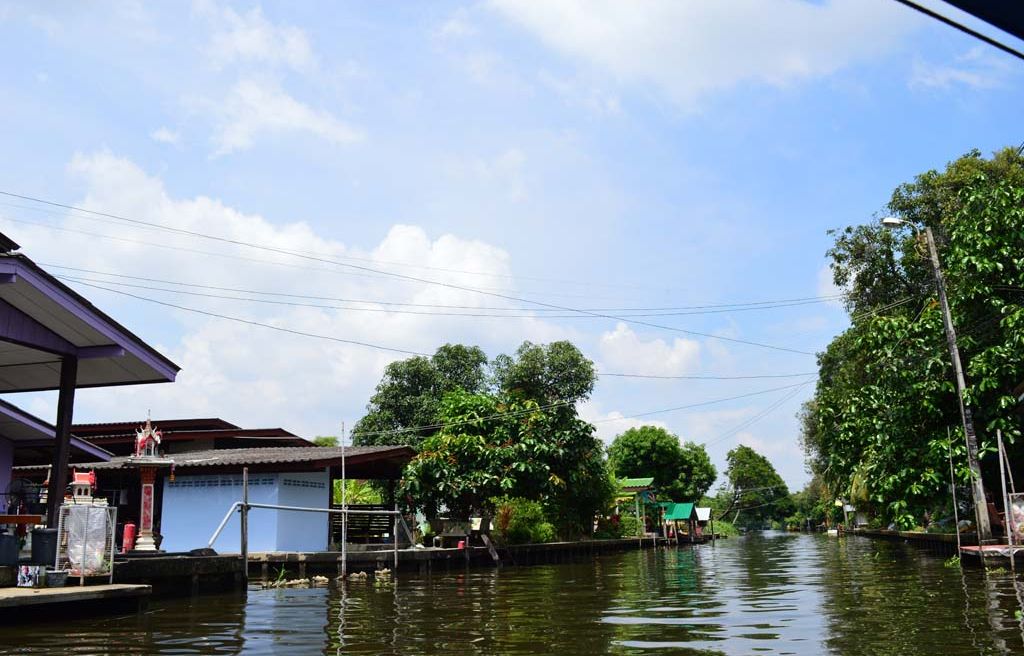Latmayom floating market