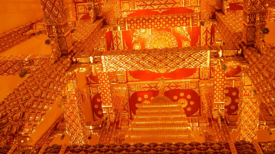 Inside Phratat nongbua.
