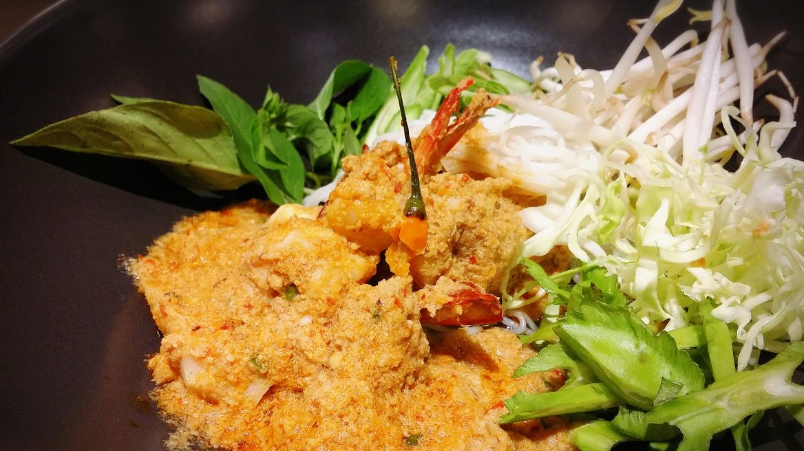 Thai rice noodle in curry.