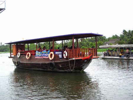 Enjoy sightseeing the living by the river and temples.