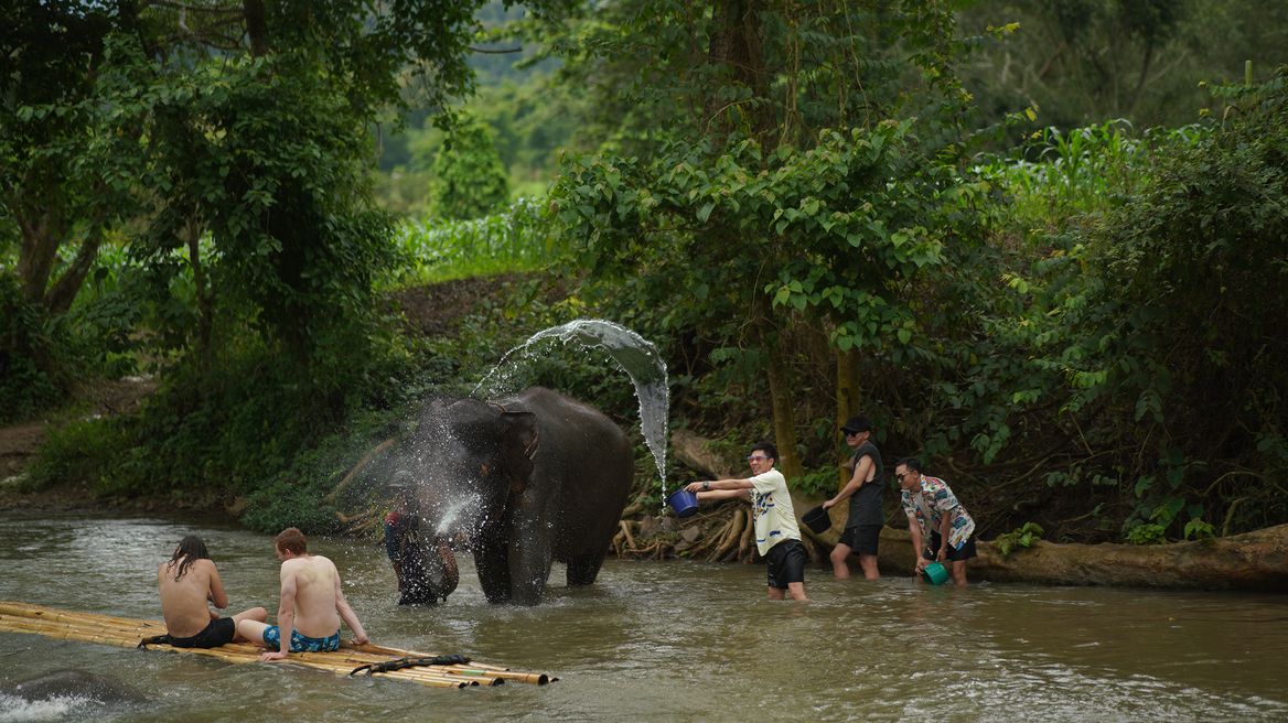 Refreshment by sightseeing throughout the local living by bamboo rafting 45 mins