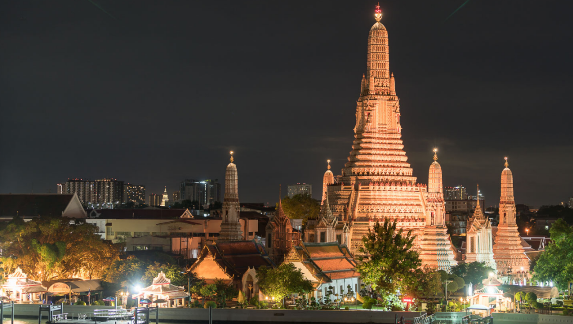 Sunset river view by Wat Arun