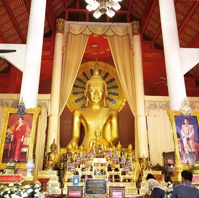 Wat Phra Singh; Buddha statue in Viharn Luang.