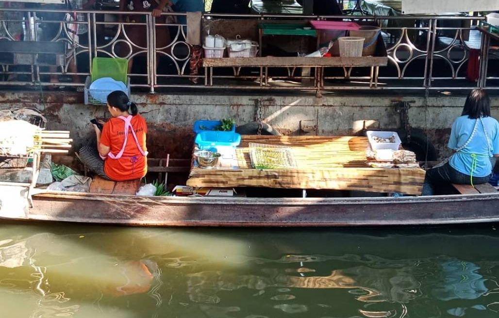 We arrive at Taling Chan floating market