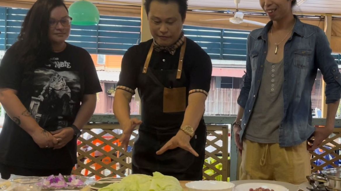 Tourists listen to how to making food.