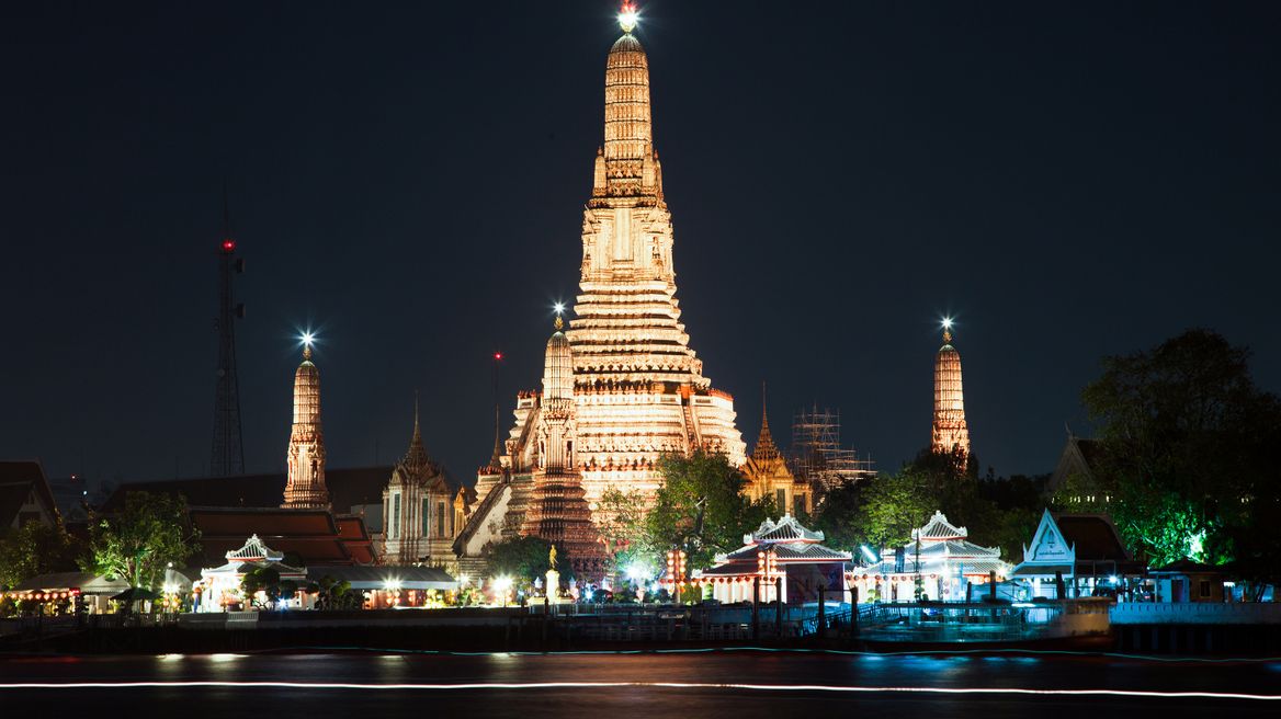Wat Arun (Temple of Dawn) at night