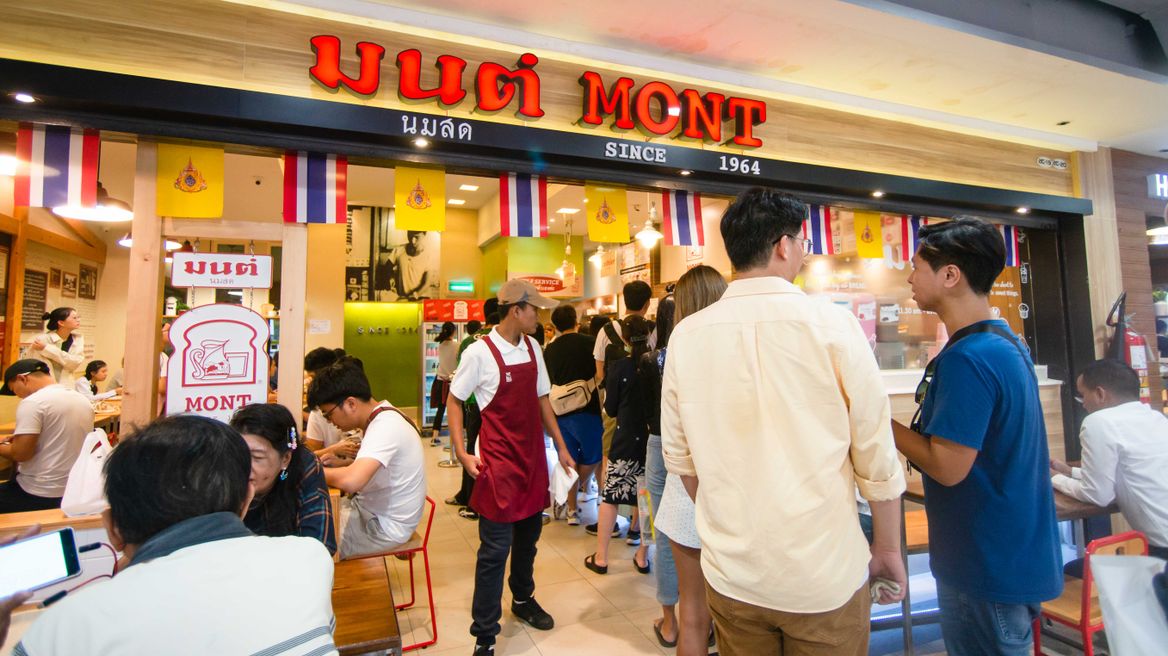 Enjoy delicious desserts at Mon Nom Sod