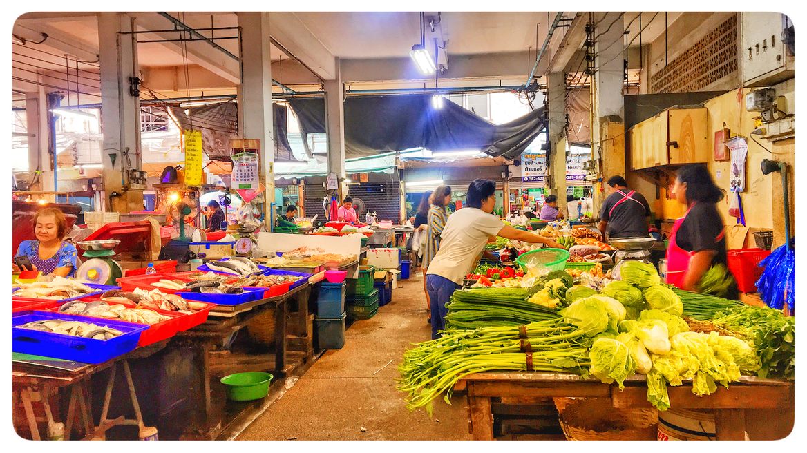 Lively fresh market, morning shopping can never be more exotic.