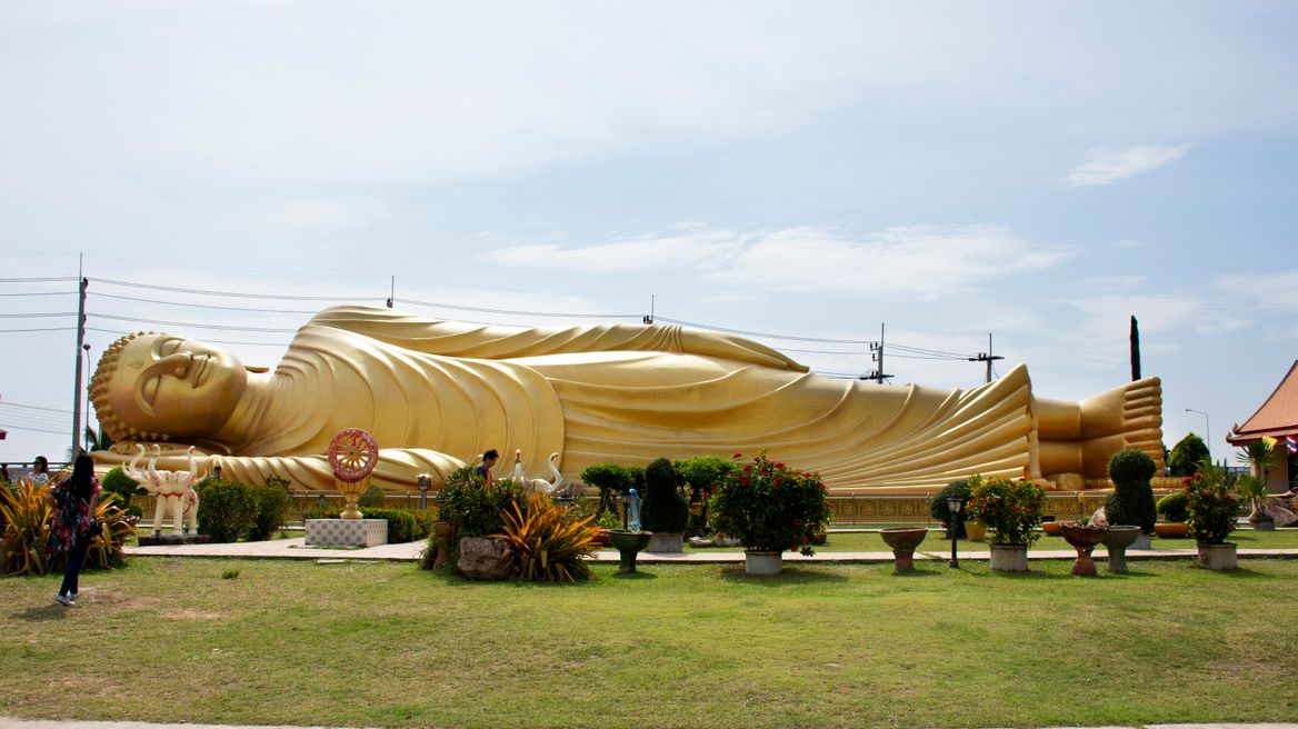 Big Reclining Buddha at Wat Laem Pho