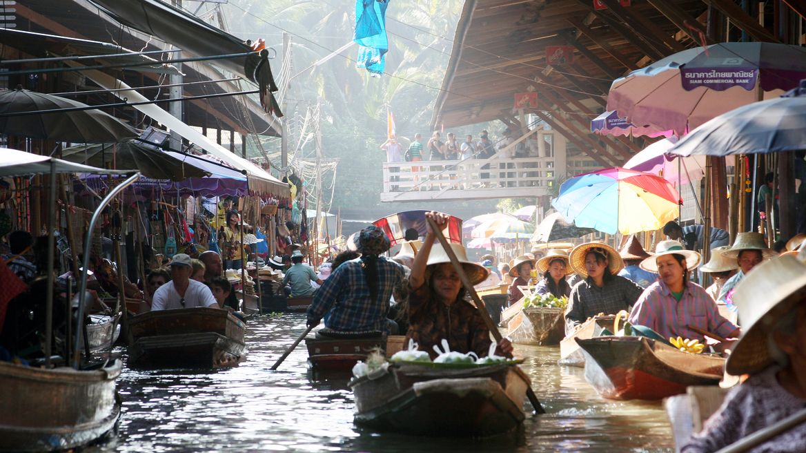 Damneon saduak market