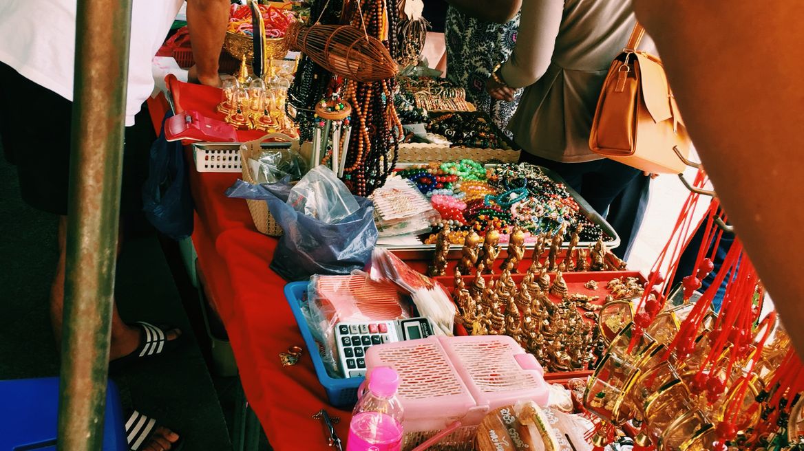 Souvenirs at Wat Traimitr Withayaram